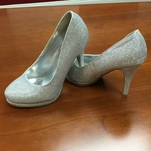 NWOB DELICACY 4 in heel in Silver